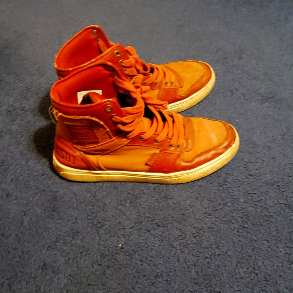 Levie 501 Hightops shoes 👞.  Color Brown. Size 9